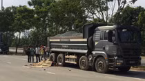 Chạy tốc độ cao tự đâm vào xe ben, 2 thanh niên tử vong