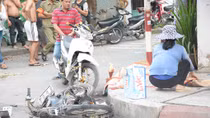 Xe bán tải nổ lốp tông người phụ nữ tử vong