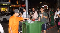 Phố đi bộ Nguyễn Huệ đầy rác sau trận bóng đá giữa đội tuyển Việt Nam – Myanmar