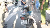 Người đàn ông gục chết bất thường trên xe máy