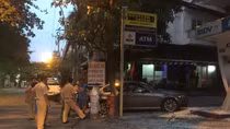 BMW tông nát trụ ATM trong đêm