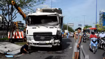 Xe đông lạnh lật ngang đường, giao thông ùn ứ nhiều giờ đồng hồ