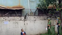 Người đàn ông dùng hung khí tự đâm vào bụng