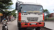 Người phụ nữ bị xe ben cuốn vào gầm tử vong