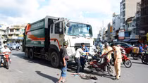 Xe chở rác kéo lê 2 phụ nữ và một em bé vào gầm