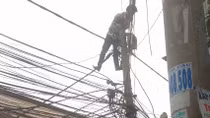 Nam thanh niên leo trụ điện không xuống vì sợ "giang hồ chém"