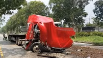 Phanh gấp, cuộn thép giật đứt dây chằng đè nát cabin, tài xế tử vong