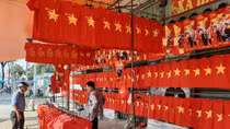 Đường phố rực đỏ đón chờ tin vui trận chung kết bóng đá