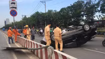 Ôtô tông dãi phân cách rồi lật “chổng vó” lên trời