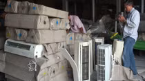 Tạm giữ container chứa hàng điện tử cấm nhập vào Việt Nam