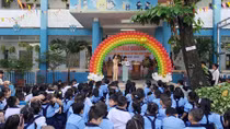 Tặng mũ bảo hiểm cho học sinh tiểu học nhân ngày khai giảng