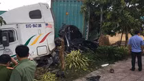Mất lái, container tông ôtô, 5 người tử vong