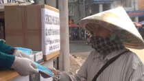 Phát khẩu trang miễn phí ngừa dịch bệnh virus Corona
