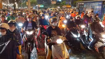 Nhiều tuyến đường tê liệt sau cơn mưa, CSGT lội nước phân luồng 