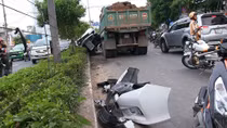 Xe ben tông xe 4 chỗ xoay 180 độ