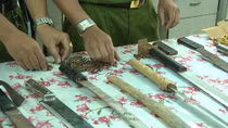 Đổi vũ khí lấy quà