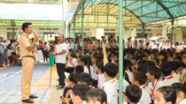 Tuyên truyền Luật Giao thông và tặng 1.000 MBH cho học sinh 