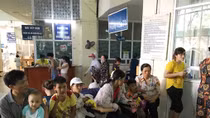 Người già và trẻ ùn ùn nhập viện vì nắng nóng