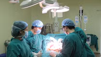 Bóc tách khối u 2,3kg trong gan người đàn ông