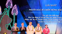 Trao giải trong cuộc thi “Sự hy sinh thầm lặng”