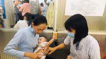 Chưa có kết luận nguyên nhân cháu bé tử vong sau tiêm vaccine ở Thạch Thất