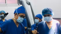 Bác sĩ mổ u não, bệnh nhân vẫn "hát"