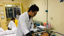 Chuyển nạn nhân bị thương nặng nhất trong vụ TNGT ở Hải Dương lên Hà Nội