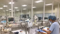 Bệnh nhi có bố mẹ tử vong trong đám cháy cần sự giúp đỡ của mọi người 