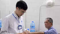 Chữa khỏi bệnh vẩy nến: Đừng tin quảng cáo và bác sĩ trên mạng