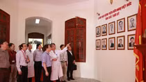 Thu tiền của sinh viên thực hành tại bệnh viện, nên hay không?