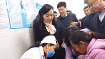 Bộ trưởng Bộ Y tế thị sát việc tiêm vaccine ComBe Five ở Hà Nội 