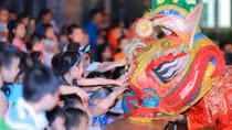 Hoa hậu Ngọc Anh đón Trung thu cùng trẻ em khiếm thị