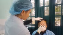 Bác sĩ bị đánh gãy mũi khi cấp cứu nạn nhân