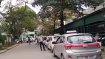 Có hay không việc bệnh viện ký hợp đồng độc quyền với taxi để ép khách?