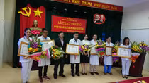 Trao bằng khen cho các bác sĩ tuyến huyện cứu sống mẹ con sản phụ một cách ngoạn mục
