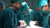 Phẫu thuật thành công bé trai không có mông và hậu môn