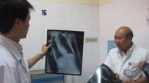 Bệnh viện Việt Đức ủng hộ 300 triệu mua bảo hiểm y tế cho người nghèo