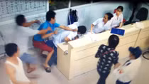 Liên tiếp xảy ra các vụ hành hạ dã man bác sĩ đang làm nhiệm vụ