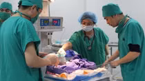 Cứu sống bé sơ sinh lộ nội tạng ra ngoài thành bụng 