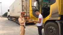 Ra quân xử lý xe khách, xe vi phạm giao thông trên các tuyến cao tốc