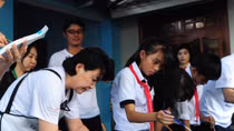 Phu nhân Tổng thống Hàn Quốc cùng thiếu nhi tô điểm thêm cho các bức bích họa 
