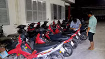 Ngăn chặn đua xe trái phép, một CSGT bị quái xế tông gãy chân