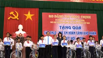 Trao tặng học bổng cho trẻ em nghèo hiếu học ở Vĩnh Long