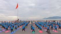 8.000 người đồng diễn trong Ngày quốc tế Yoga lần thứ 4 tại Việt Nam 