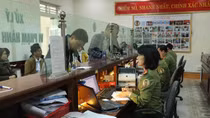 Đầu năm, hàng ngàn người xếp hàng làm thủ tục xuất nhập cảnh