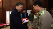 Bộ trưởng Tô Lâm tặng quà Tết cho công nhân lao động