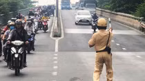 Hai sinh viên vi phạm giao thông còn lao xe vào CSGT 