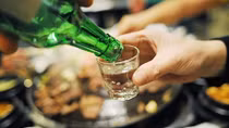 (Sốc) Tỷ lệ uống rượu bia ở nam giới Việt là 44,2%