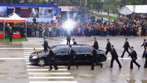 Đoàn vệ sĩ chạy bộ theo sát Chủ tịch Triều Tiên Kim Jong-un ở Đồng Đăng