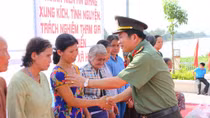 Công an An Giang làm đường cho dân, xây nhà cho đồng đội